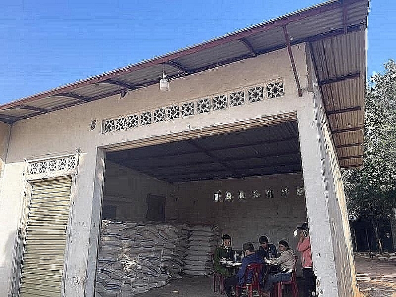 A warehouse containing 10 tons of smuggled sugar was discovered and handled by the Quang Tri Police, Customs and Border Guard forces in February 2023.
