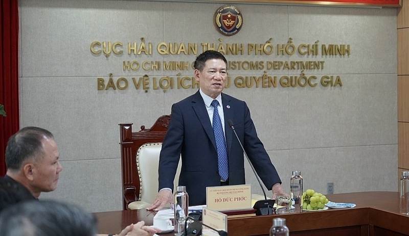 Minister Ho Duc Phoc spoke at the meeting with Ho Chi Minh City Customs Department.  Photo: T.H