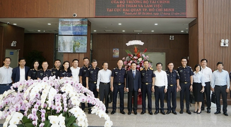The delegation took souvenir photos with Ho Chi Minh City Customs Department