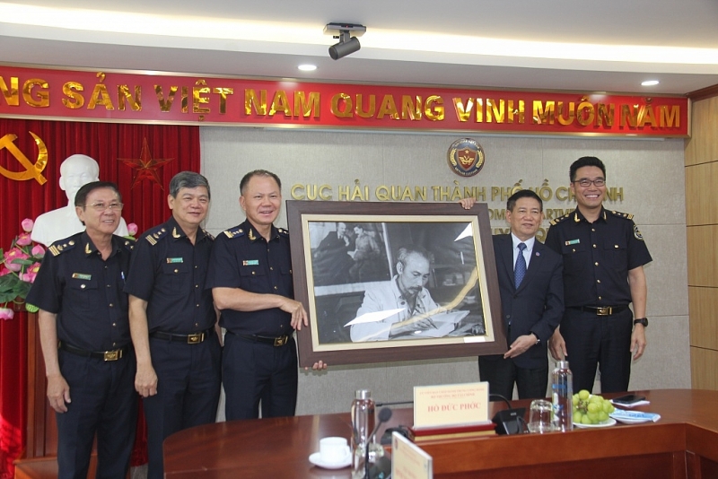 Minister Ho Duc Phoc presented Uncle Ho's painting to Ho Chi Minh City Customs Department. Photo: T.H