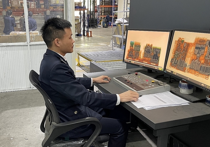 A Customs official of Noi Bai International Airport Customs Branch checks import and export goods by machine.