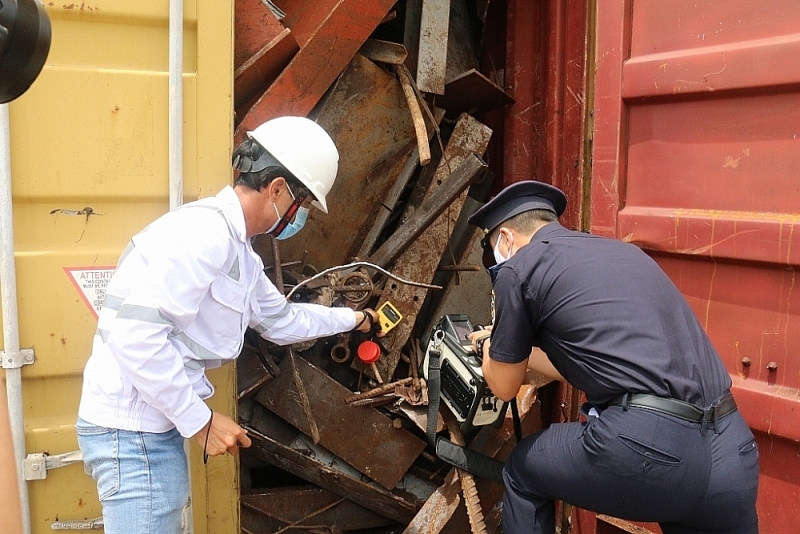 Officials at the Cai Mep Port Border Gate Customs Branch inspect imported scrap goods.    Photo: N.H
