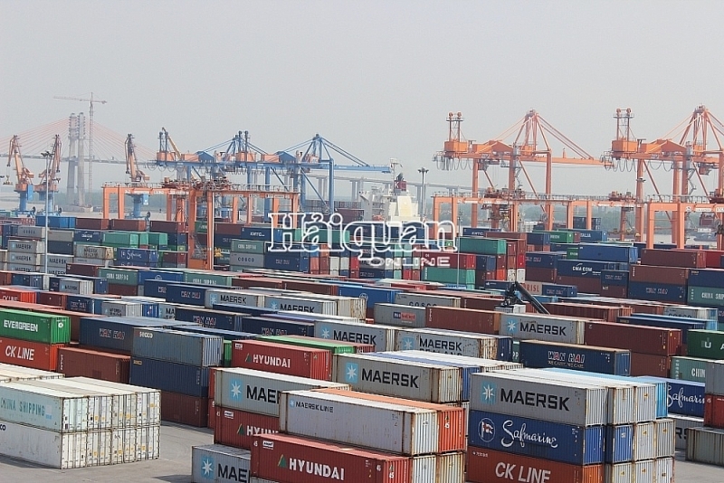 Import and export in year-end months gained many positive developments. In the photo, import and export goods at Hai Phong port area. Photo: T.Binh.