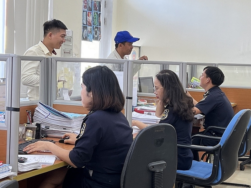 Customs officials of Dien Nam - Dien Ngoc Industrial Park Customs Branch at work. Photo: M.Hung  ​