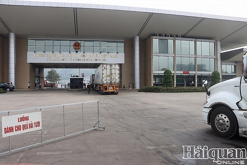 Import and export activities through Kim Thanh international border gate No. II. Photo: T.Binh.
