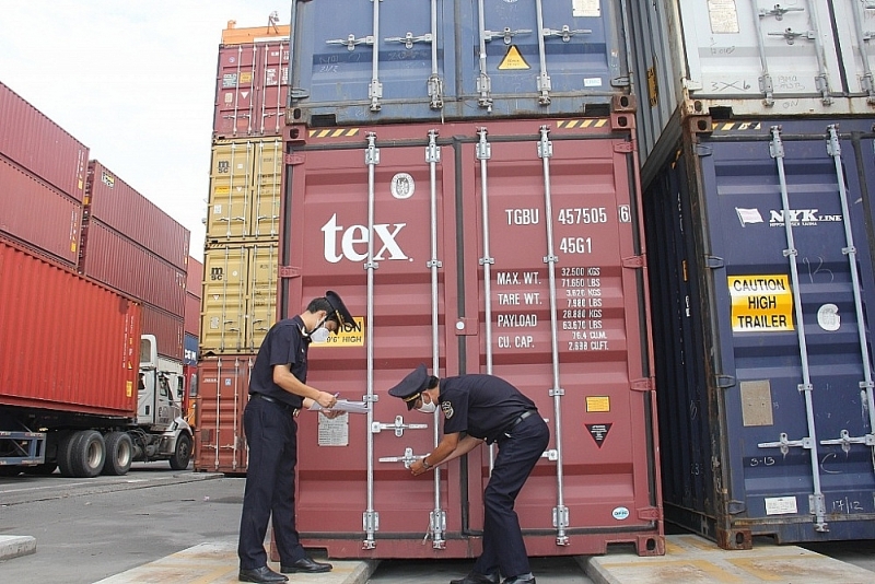 Officials of Binh Duong General Port Border Gate Customs Sub-Department, Binh Duong Customs Department supervise goods at the port. Photo: T.D