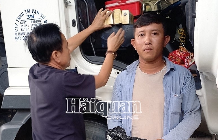 A man arrested for illegally bringing large amounts of foreign currency into Vietnam