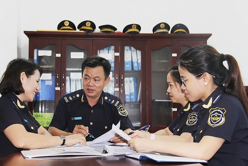 Civil servants of the Post-clearance Audit Department under Quang Nam Customs Department exchange skills. Photo: T.H