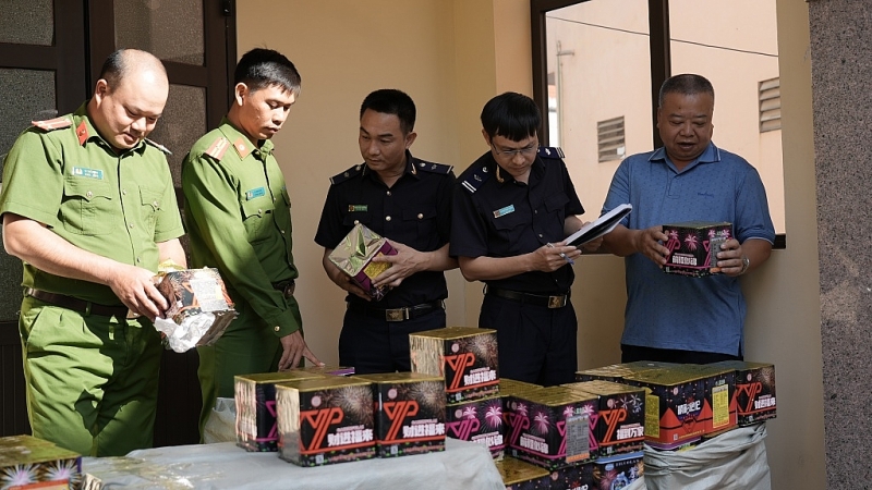 Unit 4 (Anti-Smuggling and Investigation Department General Department of Customs) coordinated with Lang Son Police to seize nearly 1 ton of fireworks in October 2023. Photo: Hoang Cuong.