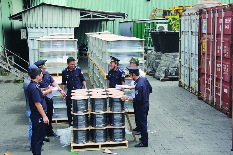 A shipment of imported electric cables with signs of intellectual property rights infringement discovered by Ho Chi Minh City Customs has been prosecuted and transferred to Ho Chi Minh City Police for investigation. Photo: T.H