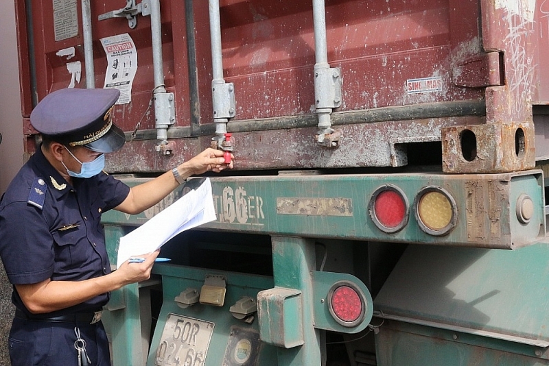 A Customs official inspect imported and exported goods at Hoa Lu International Border Gate. Photo: N.H