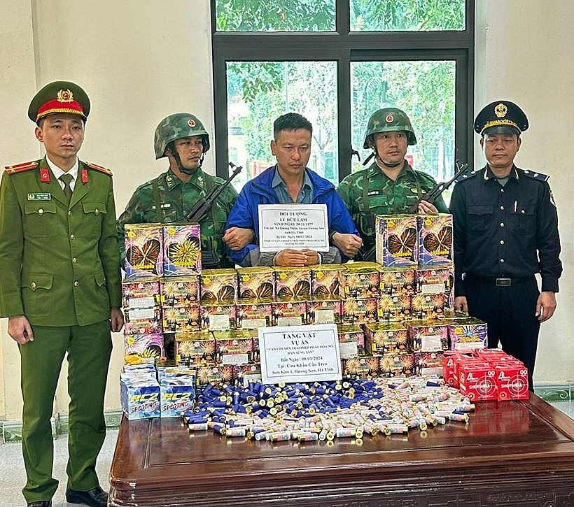 Combating smuggling and illegal transportation of fireworks across Cau Treo International Border Gate