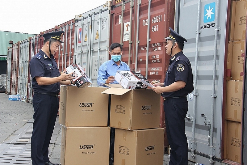 Ho Chi Minh City Customs officers carry out procedures for imported goods. Photo: T.H