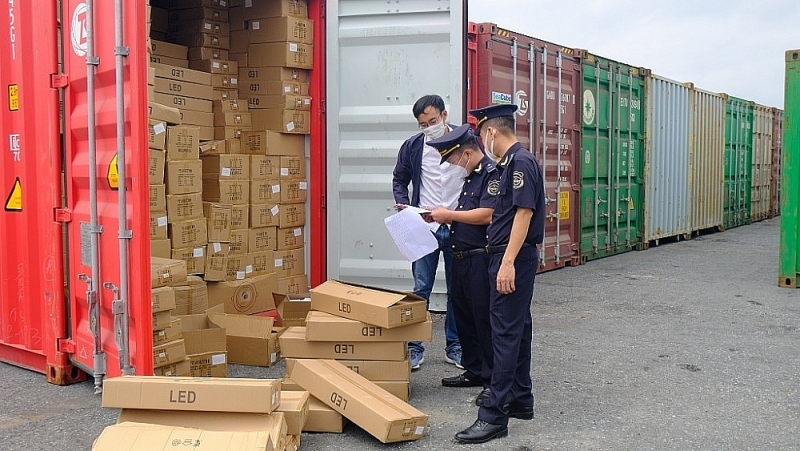 Customs officers at Hai Phong port are 3 border gate inspect import and export goods. Photo N.Linh