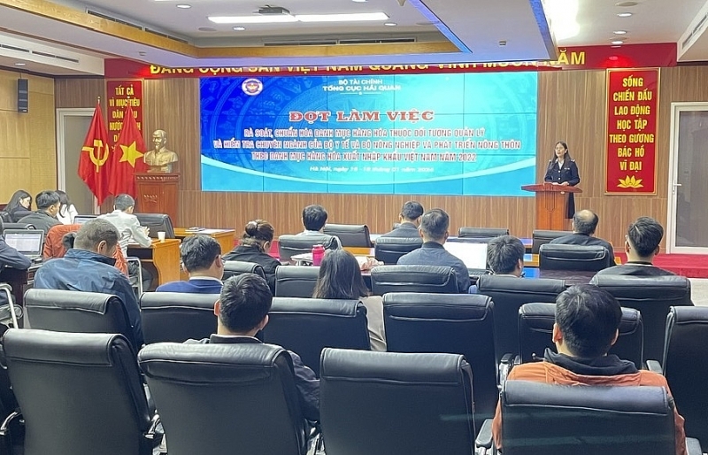 A meeting to review and standardize the Specialized Inspection List to be consistent with the List of Vietnam Import and Export Goods 2022 held at the General Department of Customs. Photo: N.Linh