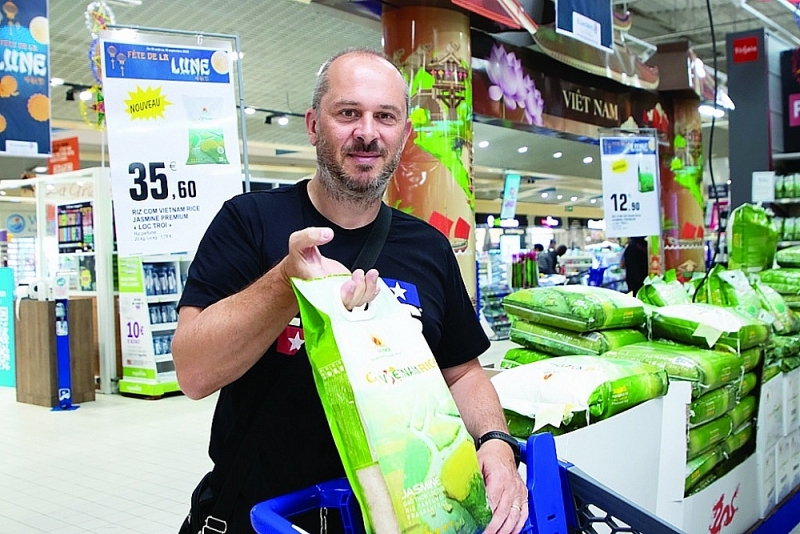French customers choose to buy Vietnamese Rice at the supermarket. Photo: TL