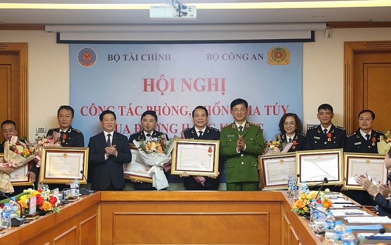 Many groups and individuals of the Hanoi Customs Department were awarded First, Second, and Third Class Victory Medals for their achievements in drug                                               prevention and combat in recent times.
