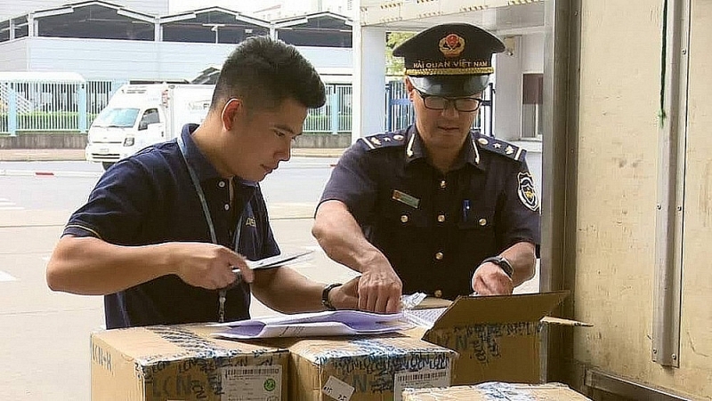 Officials of Thai Nguyen Customs Branch (Bac Ninh Customs Department) inspect the goods. Photo: Provided by the Customs Branch