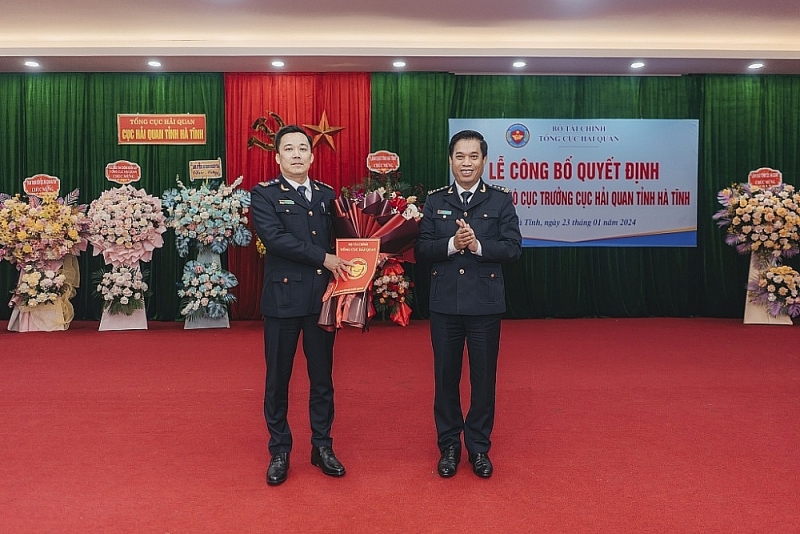 On the afternoon of January 23, 2024, Director of Ha Tinh Customs Department Bui Thanh San hands over the decision of the General Department of Customs Nguyen Van Can on appointing Le Minh Duc to become the new Deputy Director of Ha Tinh Customs Department.