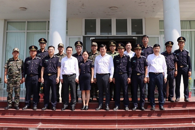 The President and the working group took a memorial photo with officers of Dong Thap Customs Department and Thuong Phuoc Border Gate Customs Branch. Photo: T.P