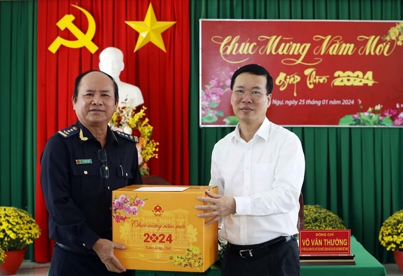President Vo Van Thuong gave Tet gifts to Thuong Phuoc Border Gate Customs Branch. Photo: T.P