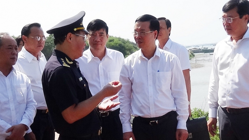 Director of Dong Thap Customs Department Tran Quoc Hoan reports to the President on Customs activities at the border. Photo: T.P