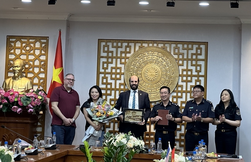 The US Customs experts and Saigon Port Zone 1 Customs Branch present souvenirs, looking forward to cooperating in many fields. Photo: T.H