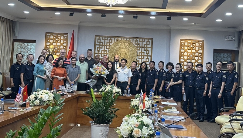 The delegation takes photos with Saigon Port Zone 1 Customs Branch and units of Ho Chi Minh City Customs Department. Photo: T.H