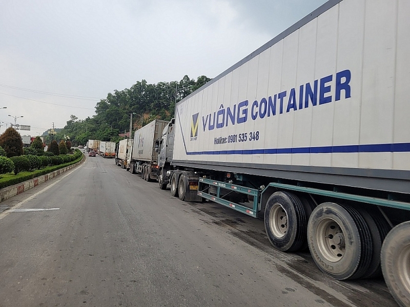 Vehicles transporting goods at Huu Nghi international border gate. Photo: H.Nu