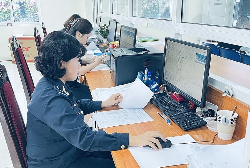 Customs officers of Gia Thuy Customs Branch at work (Hanoi Customs Department). Photo: N.Linh