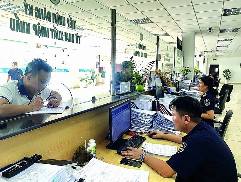 Civil servants of Thu Dau Mot Customs Branch (Binh Duong Customs Department) carry out customs procedures for businesses. Photo: T.D