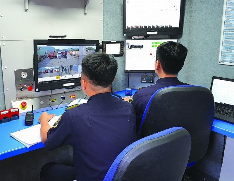 Officials of Huu Nghi International Border Gate Customs Branch (Lang Son Customs Department) screen cargo containers using a mobile scanner. Photo: H.Nu