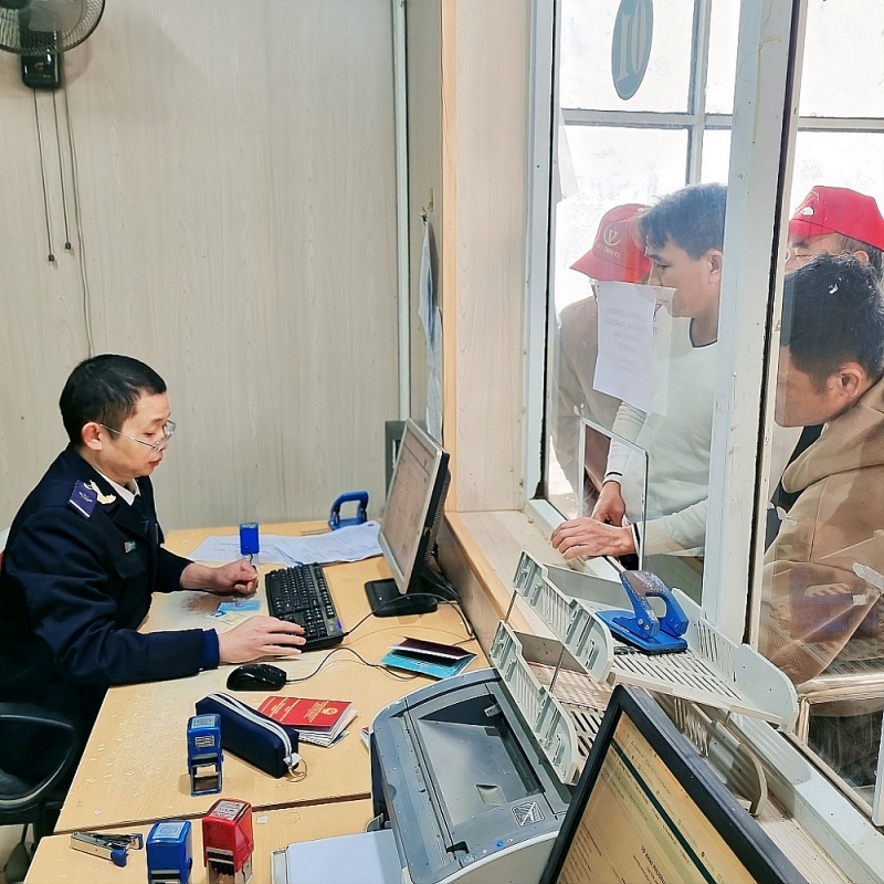 Customs officers of Ha Tinh Customs receive import and export applications of businesses in the first days of the year. Photo: K.Chi