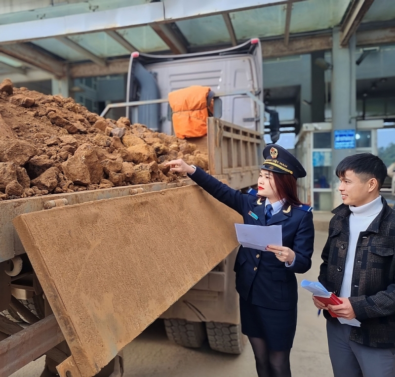 Officials of Cau Treo International Border Gate Customs Branch complete customs clearance procedures for a shipment of 1,200 tons of iron ore imported by Viet Phat Import-Export Trading Investment Joint Stock Company (Hai Phong).
