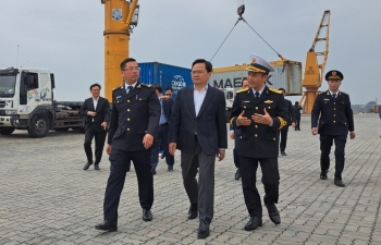 The Secretary of Bac Ninh province check the operation of cargo clearance at ICD Tan Cang Que Vo