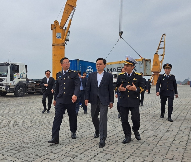 Mr. Nguyen Anh Tuan – Secretary of Bac Ninh province came to ICD Tan Cang Que Vo to check the import – export and cargo clearance activities 