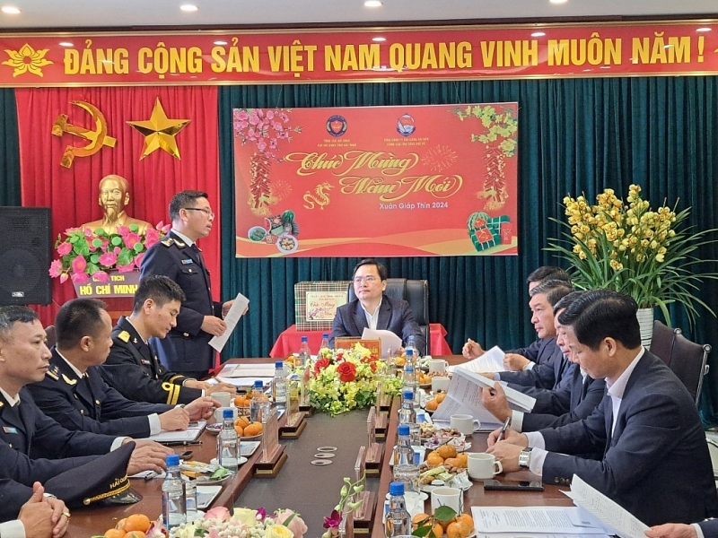 Director of Bac Ninh Customs Department Tran Duc Hung made a report.