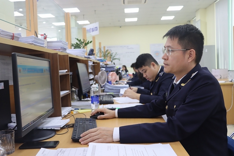 Customs officers of Hai Phong Customs Department perfomed professional works. Photo: T.Bình