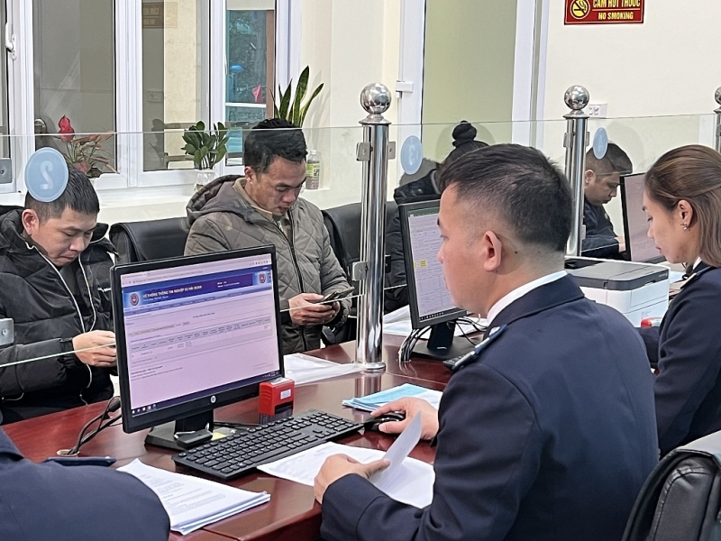 Customs officers of Tra Linh border gate Customs branch at work (Cao Bang Customs Department). Photo: H.Nu