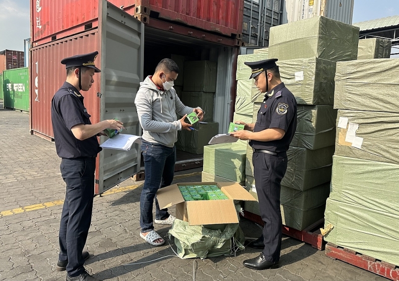 Customs officers inspect imported goods. Photo: TH