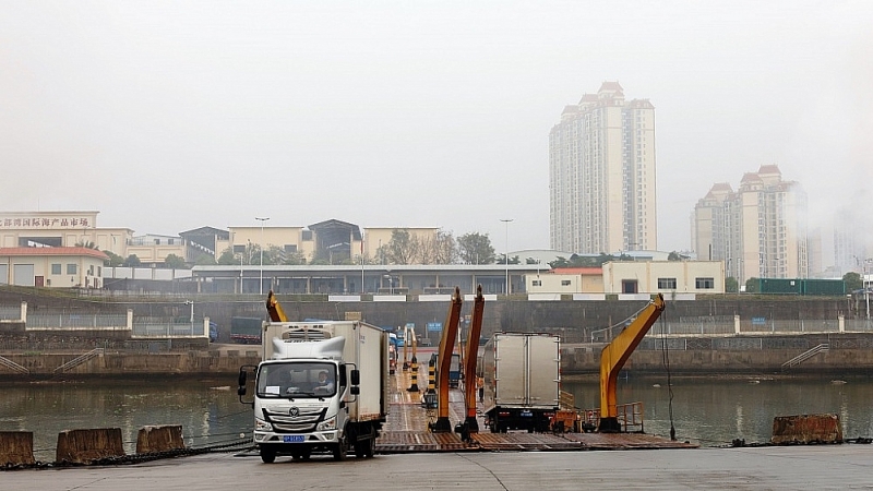 Import-export activites took place smoothly through exit gate of Km3+4 Hai Yen pontoon bridge on February 18