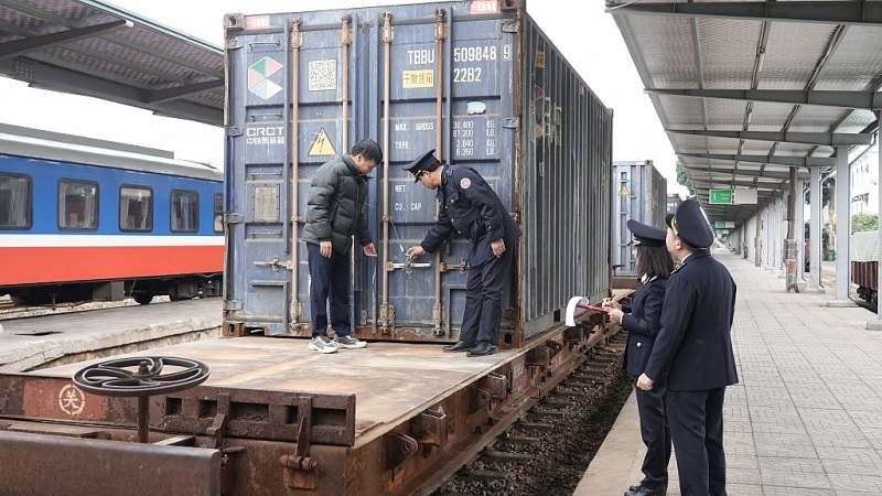 Officials of Lao Cai International Railway Station Customs Branch (Lao Cai Customs Department) inspect and supervise import and export goods during the Lunar New Year of Dragon 2024