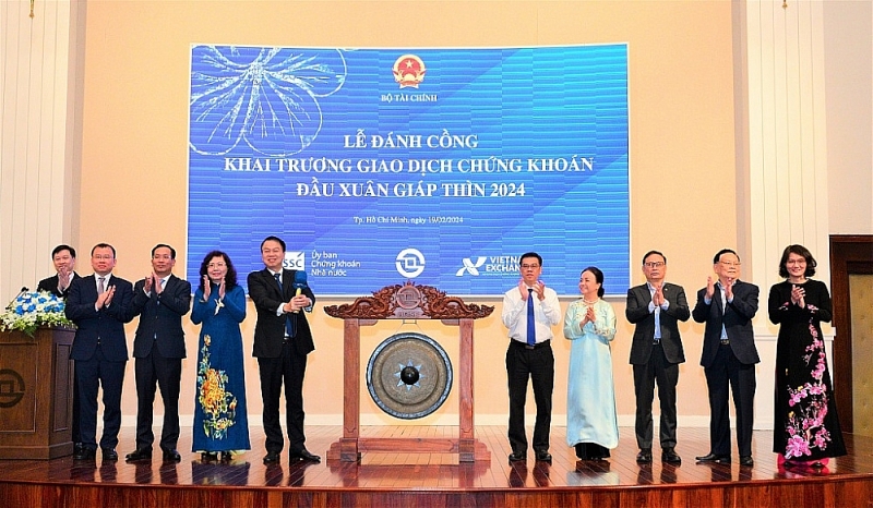 Deputy Minister Nguyen Duc Chi and leaders of units in the securities industry perform the gong-beating ceremony to begin the first trading session following the Tet (Lunar New Year).