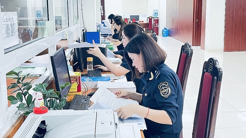 Customs officers of Gia Thuy Customs Branch, Hanoi Customs Department at work. Photo: N. Linh