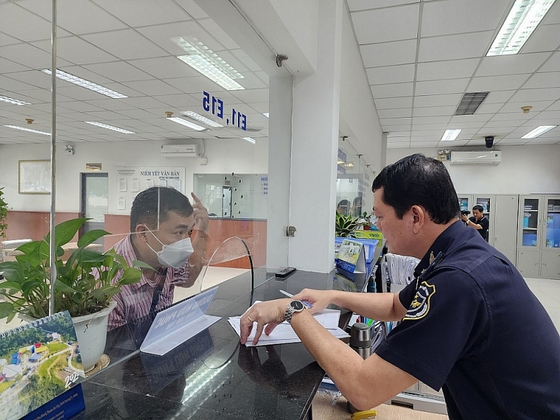 Customs officers of Vietnam-Singapore Industrial Park Customs Branch - Binh Duong Customs Department guide business to implement procedures. Photo: Dang Nguyen