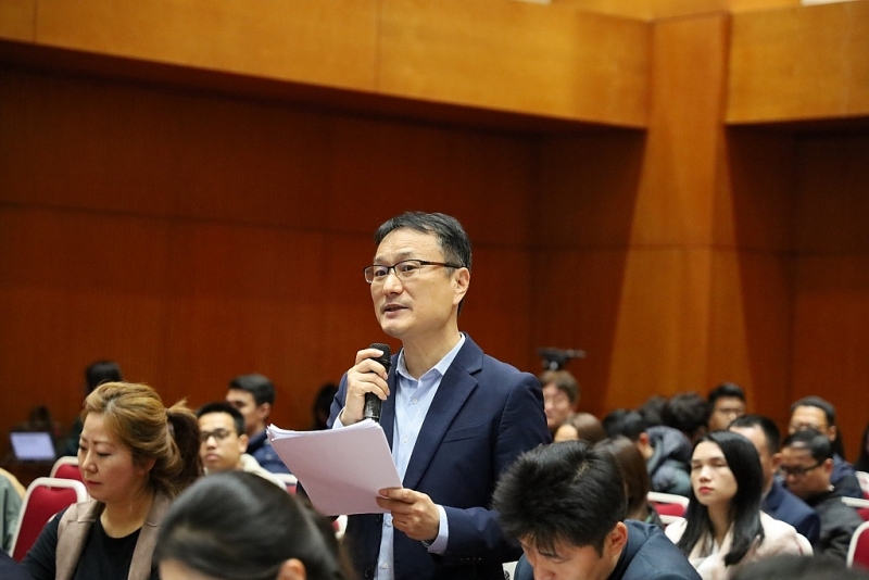 An representative of a Korean business raises questions at the conference.