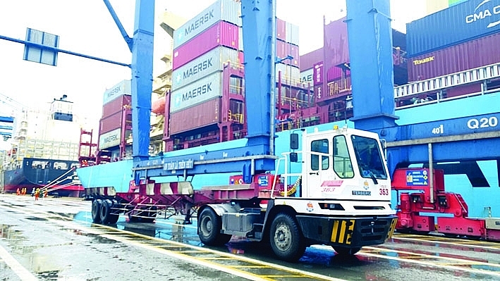 Loading and unloading goods at Cat Lai Port, Ho Chi Minh City. Photo: T.H.