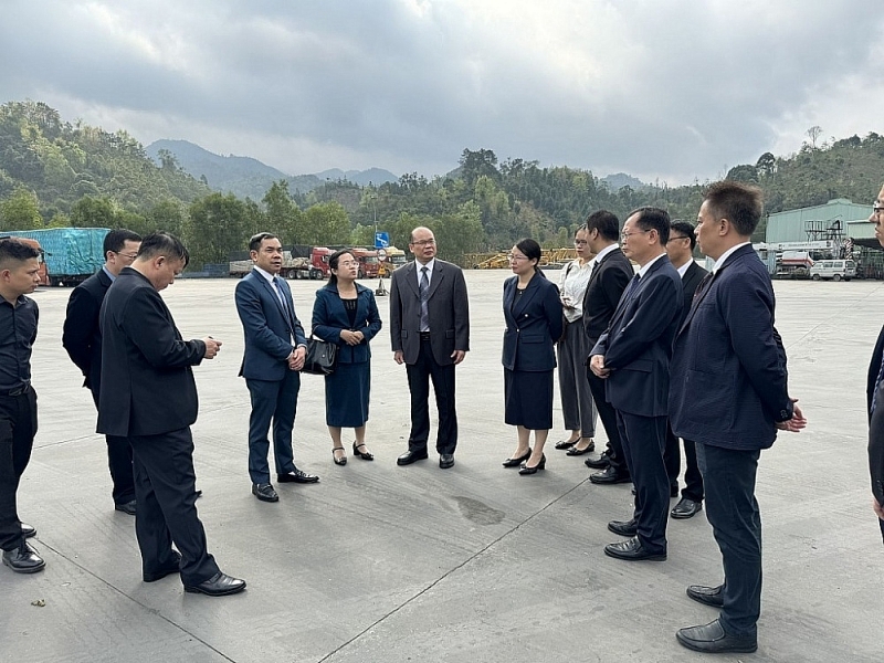 Representatives of the Management Board of Dong Dang-Lang Son Border Gate Economic Zone and the Management Board of Bang Tuong General Bonded Zone, Guangxi, China discuss the situation of import and export activities at Huu Nghi international border gate on February 19, 2024.