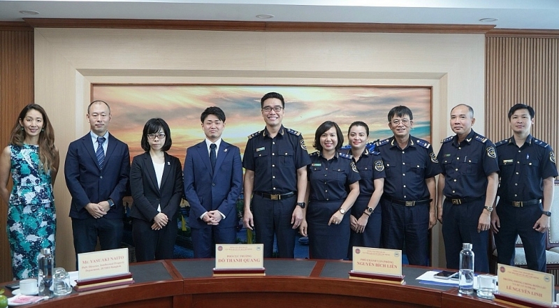 The Ho Chi Minh City Customs Department and Japan External Trade Organization (JETRO) took a commemorative photo together.