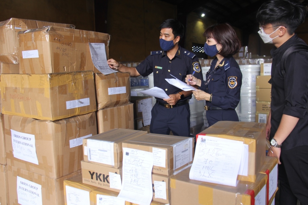 Five imported Vodka Wine containers left at HCM city port